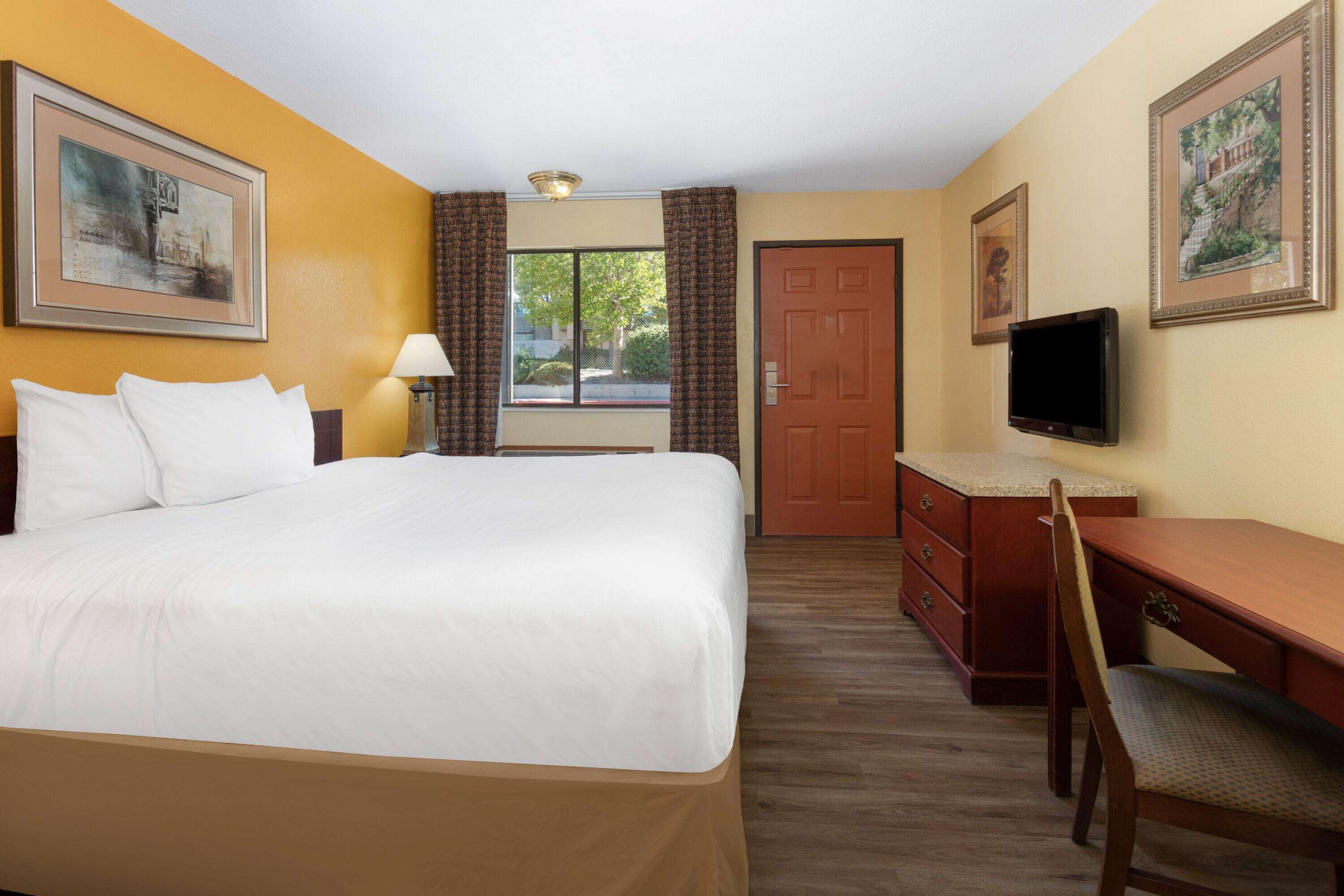 Travelodge By Wyndham Albuquerque East Exterior photo